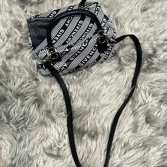 Givenchy - Picture 4 of 8